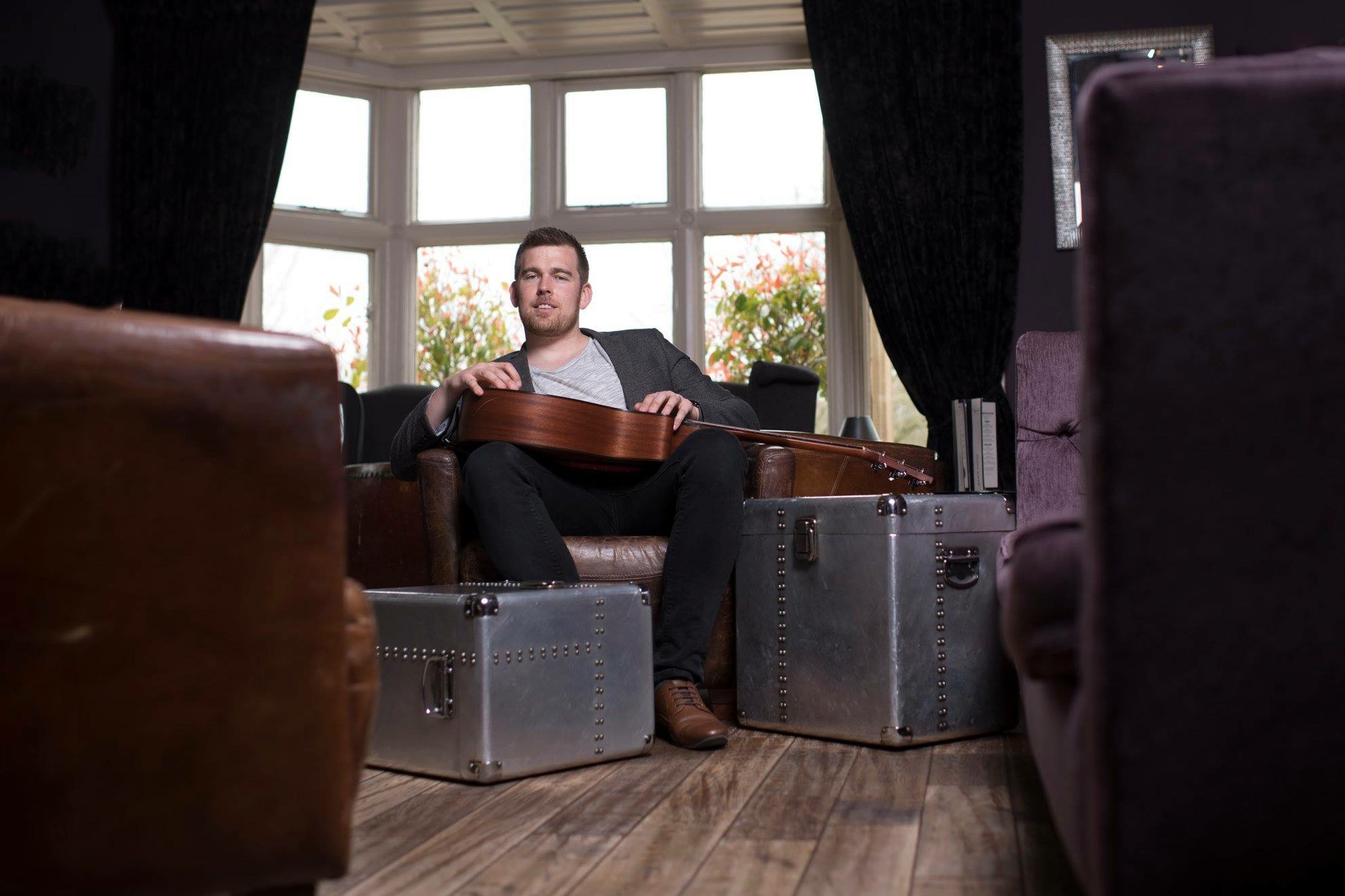 5 Star Rated and Award Winning Acoustic Wedding Singer & Guitarist North West with DJ